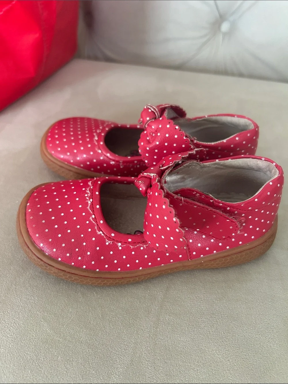 Toddler girls size 9 dress shoe polka dots bow Velcro strap Mary Jane’s